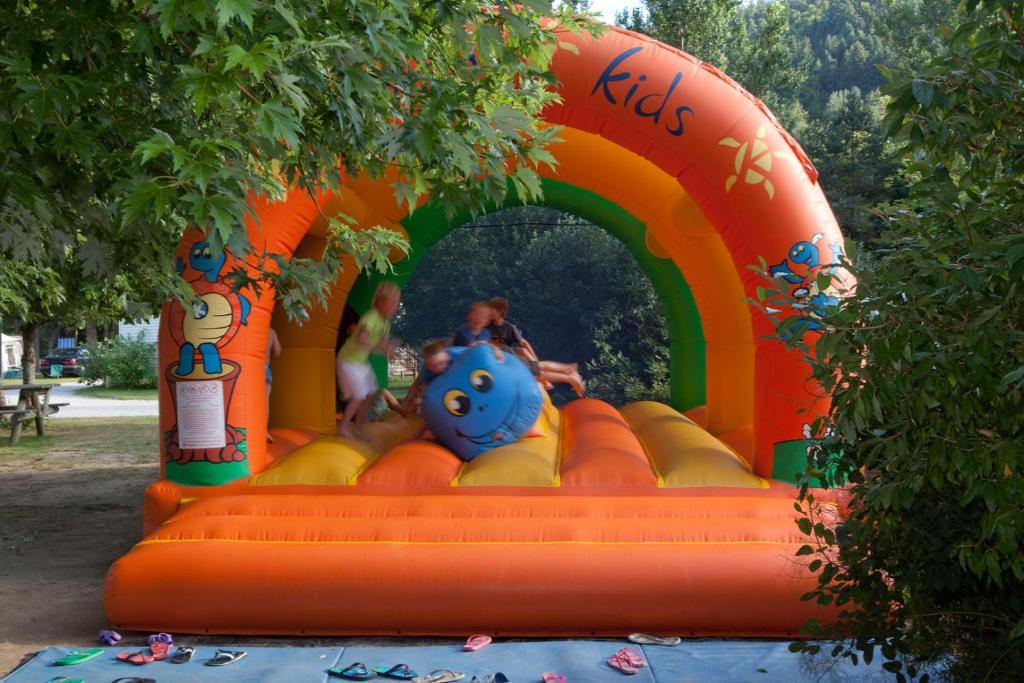 un jeu gonflable pour enfants dans un parc dans l'établissement Glamping Haure-Loire, à Sainte-Sigolène