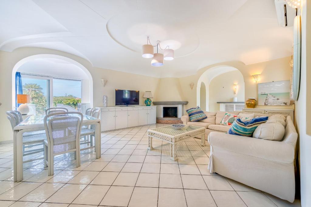 un salon avec un canapé et une table dans l'établissement Villa Formica, a due passi dal mare, à Ischia