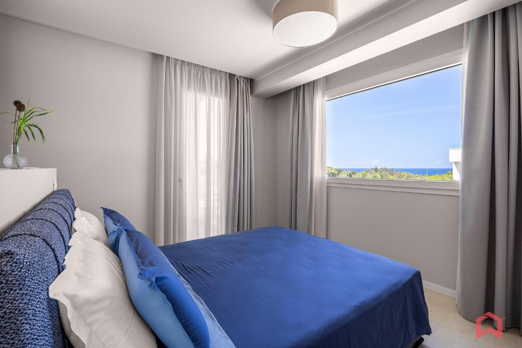 - une chambre avec un lit bleu et une grande fenêtre dans l'établissement Brand New Villa with Private Heated Pool, à Terrasini 23 autres photos