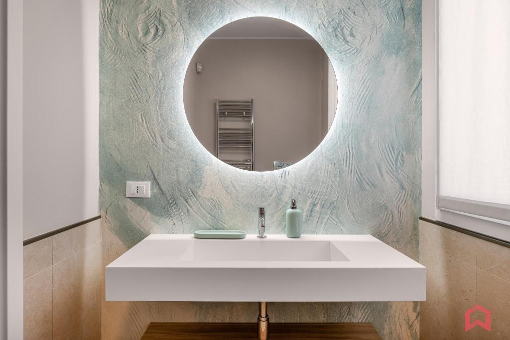 une salle de bain avec un lavabo blanc et un miroir dans l'établissement Brand New Villa with Private Heated Pool, à Terrasini