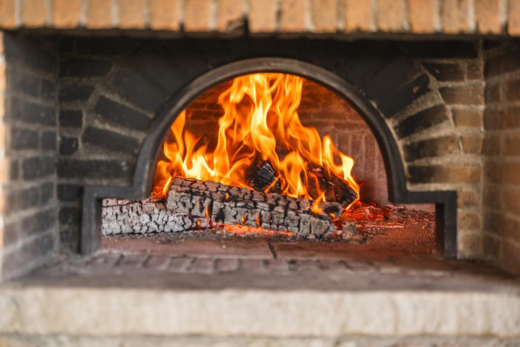 - un four en briques avec une cheminée dans l'établissement Villa dei Golfi, à SantʼAgata sui Due Golfi