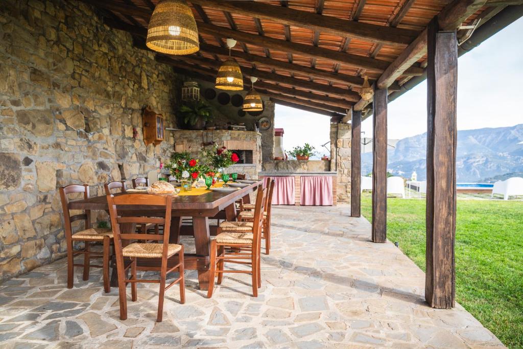 une salle à manger extérieure avec une table et des chaises dans l'établissement Villa dei Golfi, à SantʼAgata sui Due Golfi
