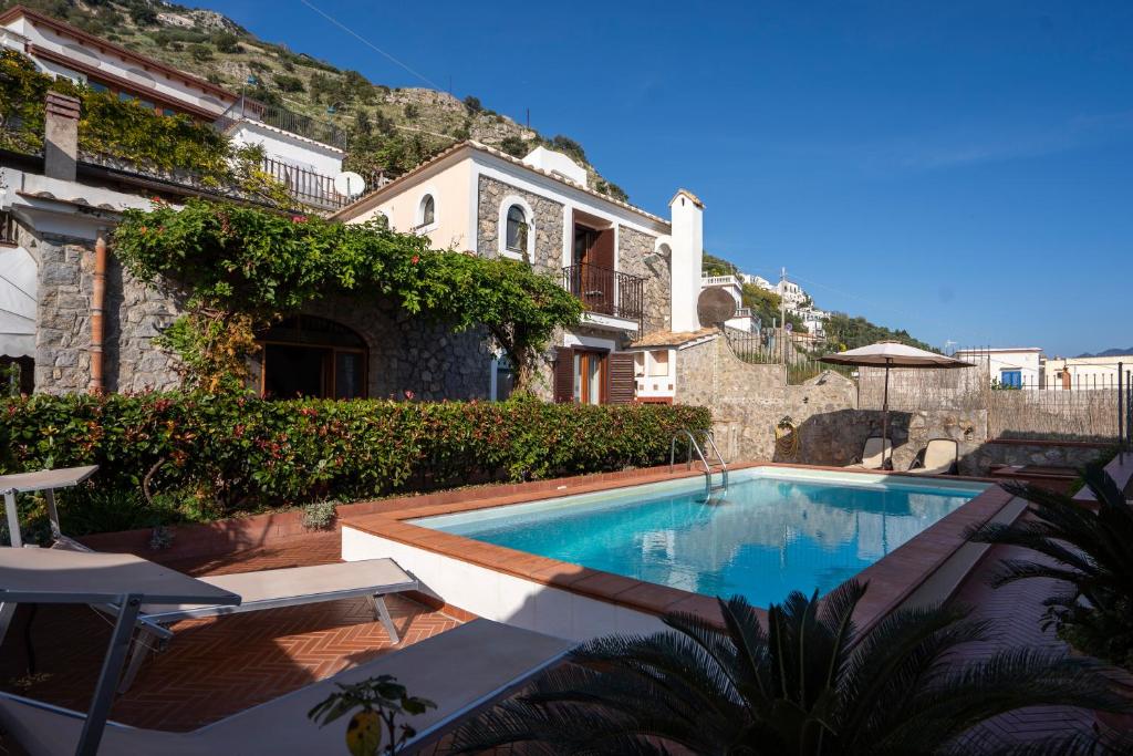 une piscine devant une maison dans l'établissement Villa Miramare, piscina e parcheggio a Conca dei Marini, à Conca dei Marini