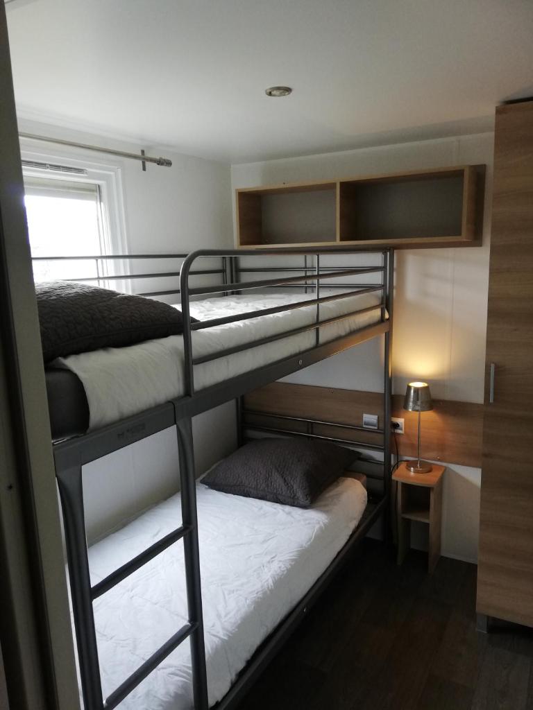 - deux lits superposés dans une petite chambre dans l'établissement Mobil home IRM Excellence dans parc Natura 2000 Lac des rêves piscine ect sous fun pass, à Lattes 19 autres photos