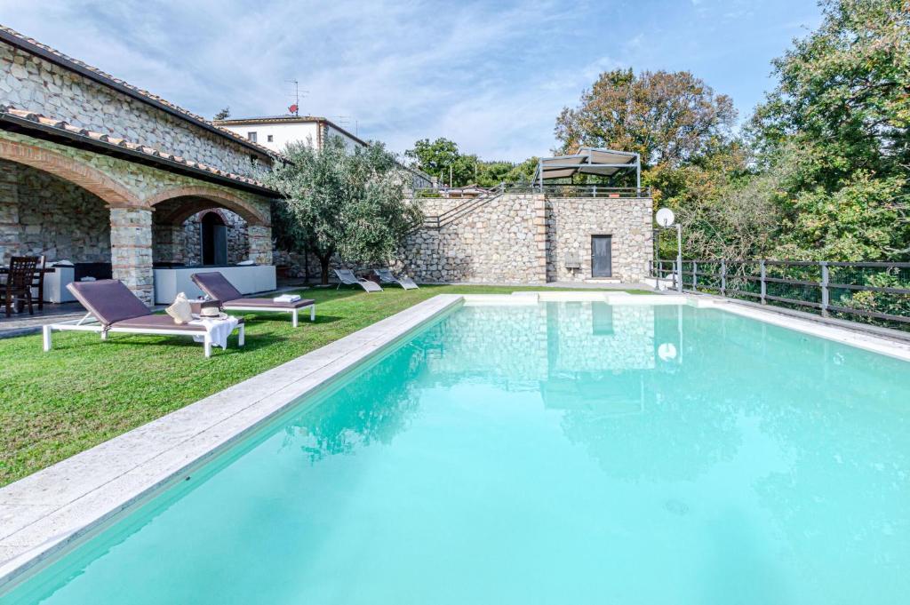 une piscine dans l'arrière-cour d'une maison dans l'établissement Villa Crociferi, à Calenzano