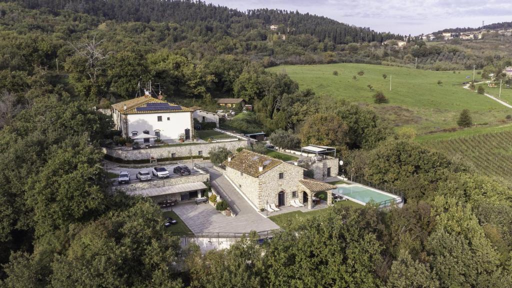 une vue aérienne d'une maison dans un champ dans l'établissement Villa Crociferi, à Calenzano