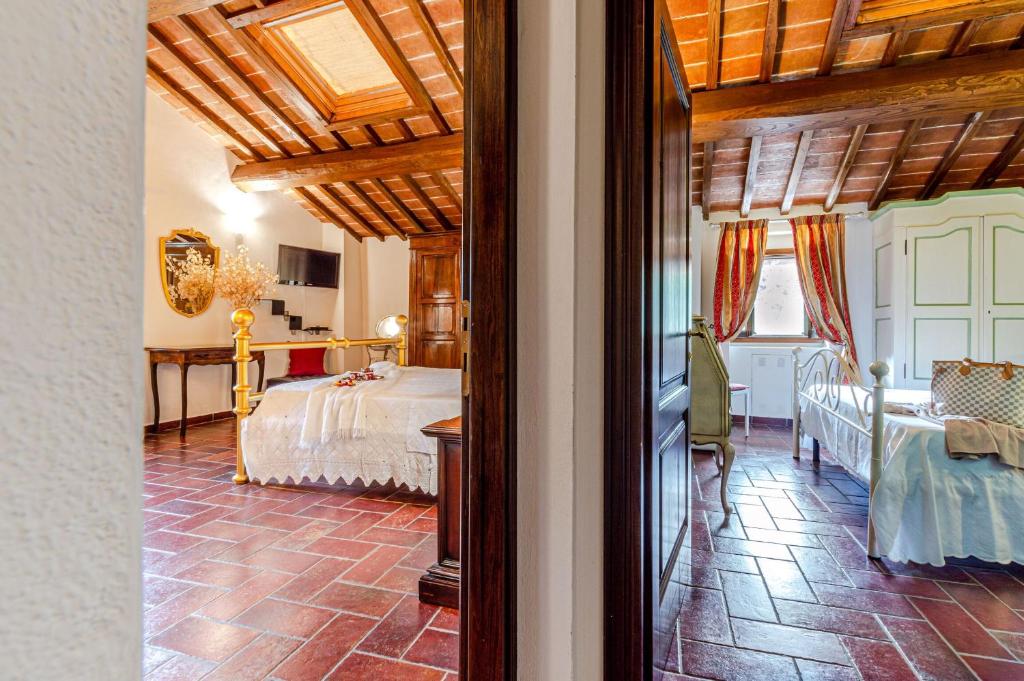 une chambre avec un lit et une table dans une pièce dans l'établissement Villa Crociferi, à Calenzano