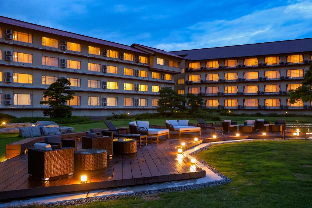 un hôtel avec un patio meublé et lumineux dans l'établissement Ooedo Onsen Monogatari Premium Hotel Sokan, à Matsushima