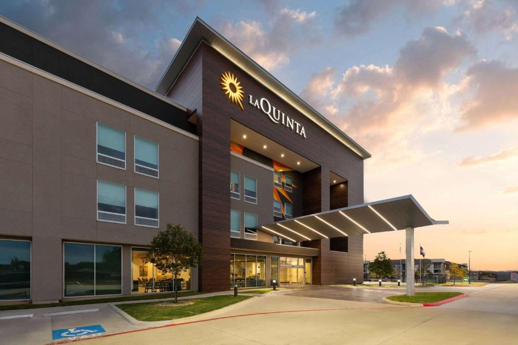 La Quinta Inn & Suites by Wyndham Austin Parmer Tech Ridge Image