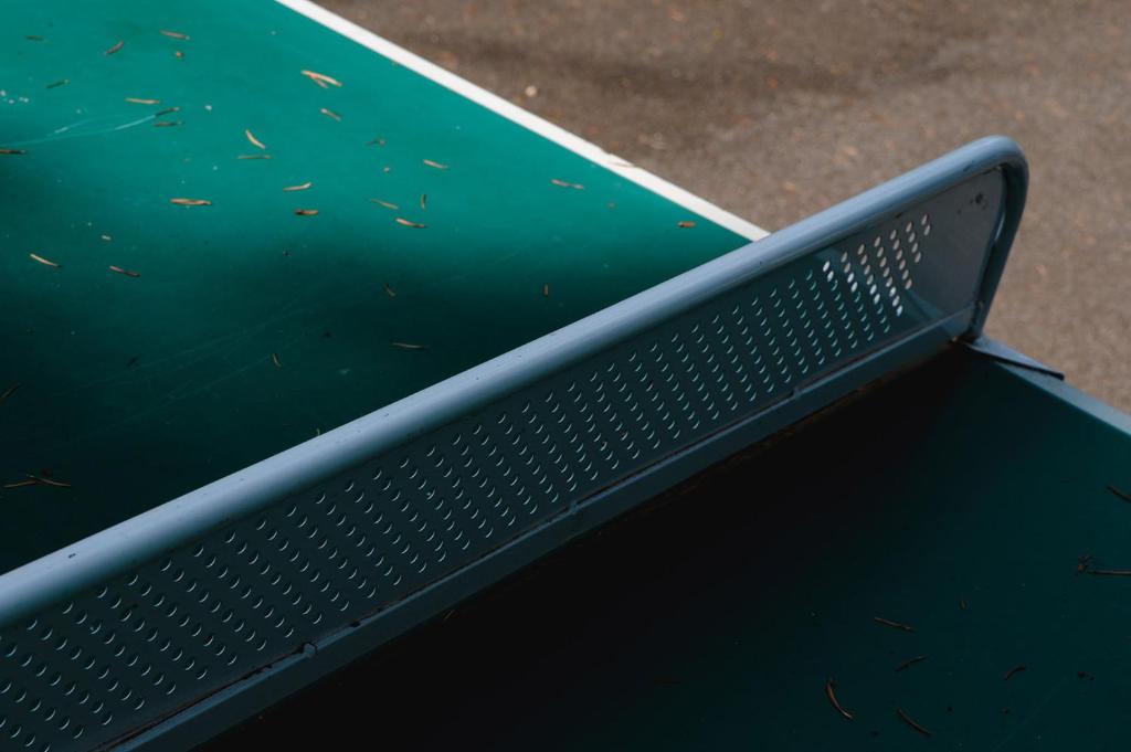 un banc vert assis au-dessus du sol dans l'établissement Glamping Payrac, à Payrac