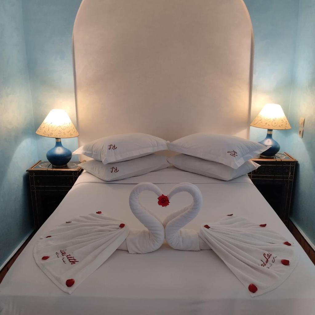 Deux cygnes en forme de cœur sont sur un lit dans l'établissement Riad Laith, à Marrakech