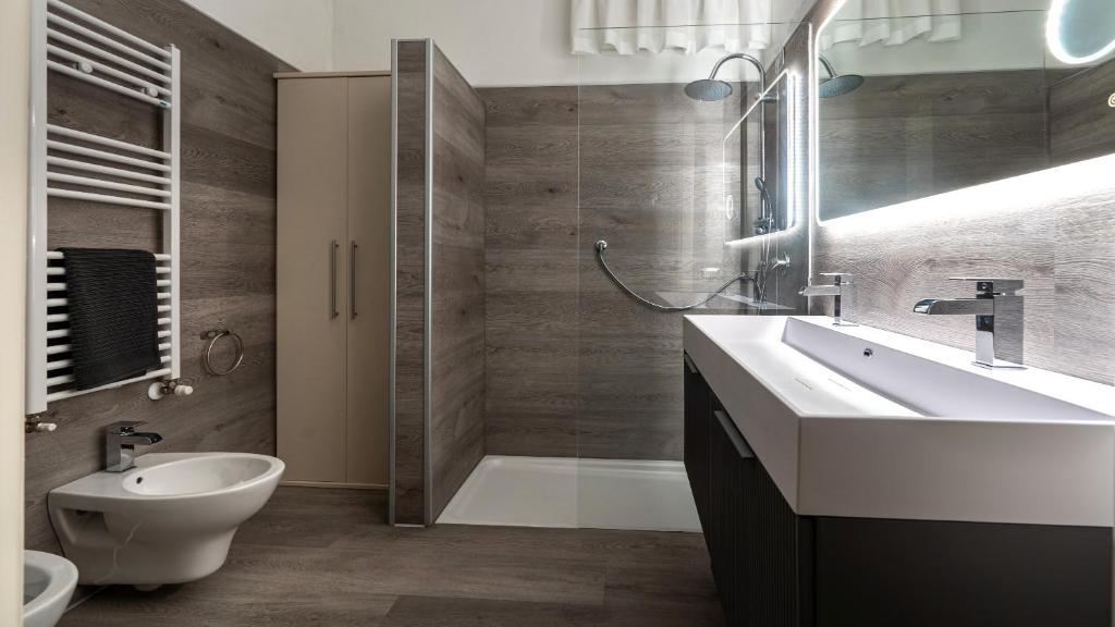 une salle de bain avec un lavabo, des toilettes et une douche dans l'établissement Villa Sirmione Front Lake, à Sirmione