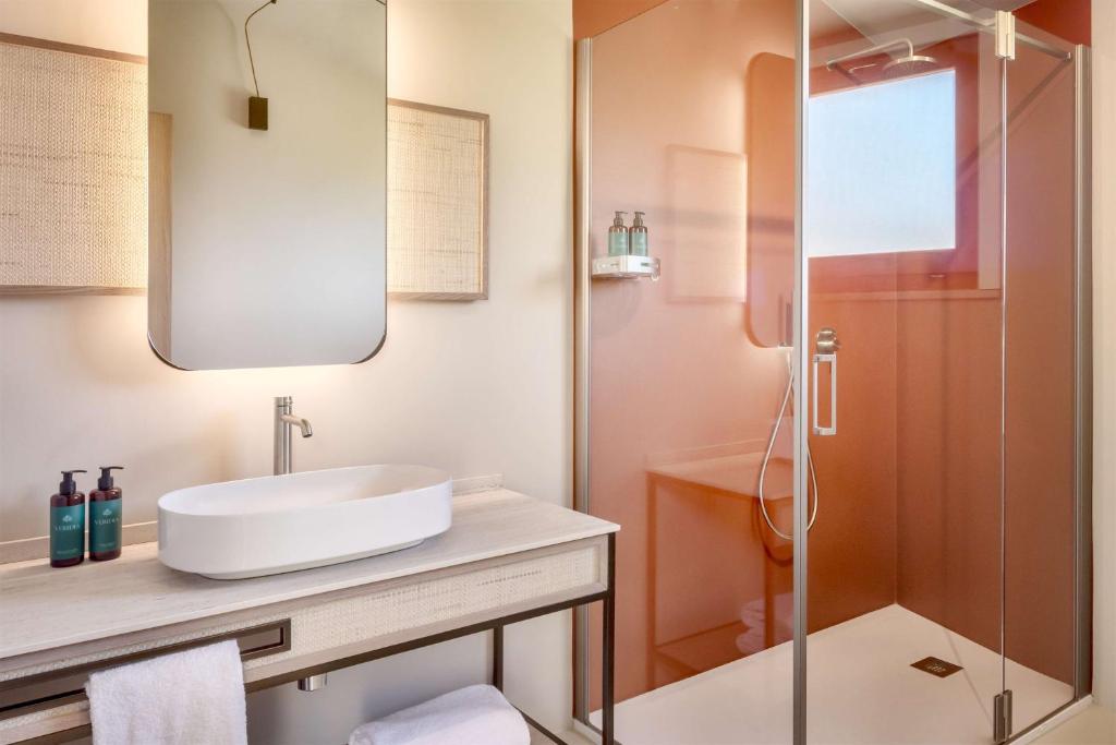 une salle de bain avec un lavabo et une douche dans l'établissement Veridia Resort Sardinia, a member of Radisson Individuals, à Chia
