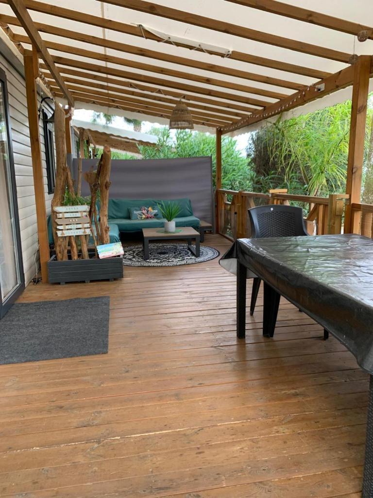 - une terrasse couverte avec un canapé et une table dans l'établissement Camping Del Mar B06, Mobile Home Excellence, 3 chambres, 6 places, bord de mer, à Argelès-sur-Mer 18 autres photos