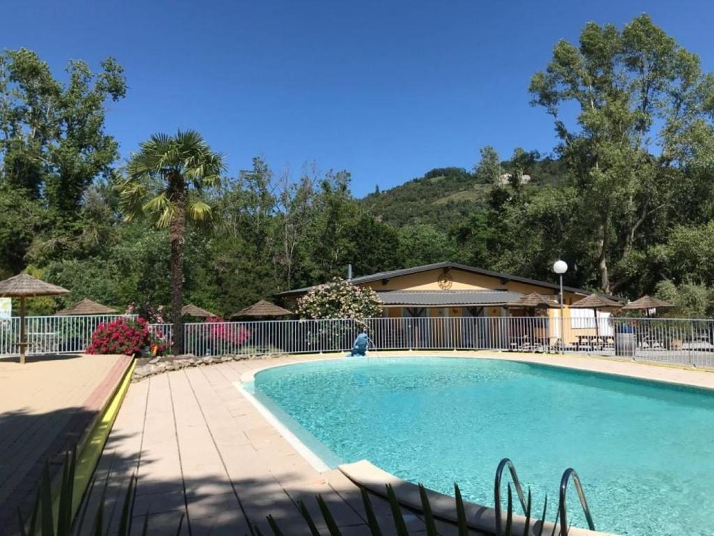 une grande piscine entourée d'une clôture. dans l'établissement camping Youpendi, à Tournon-sur-Rhône
