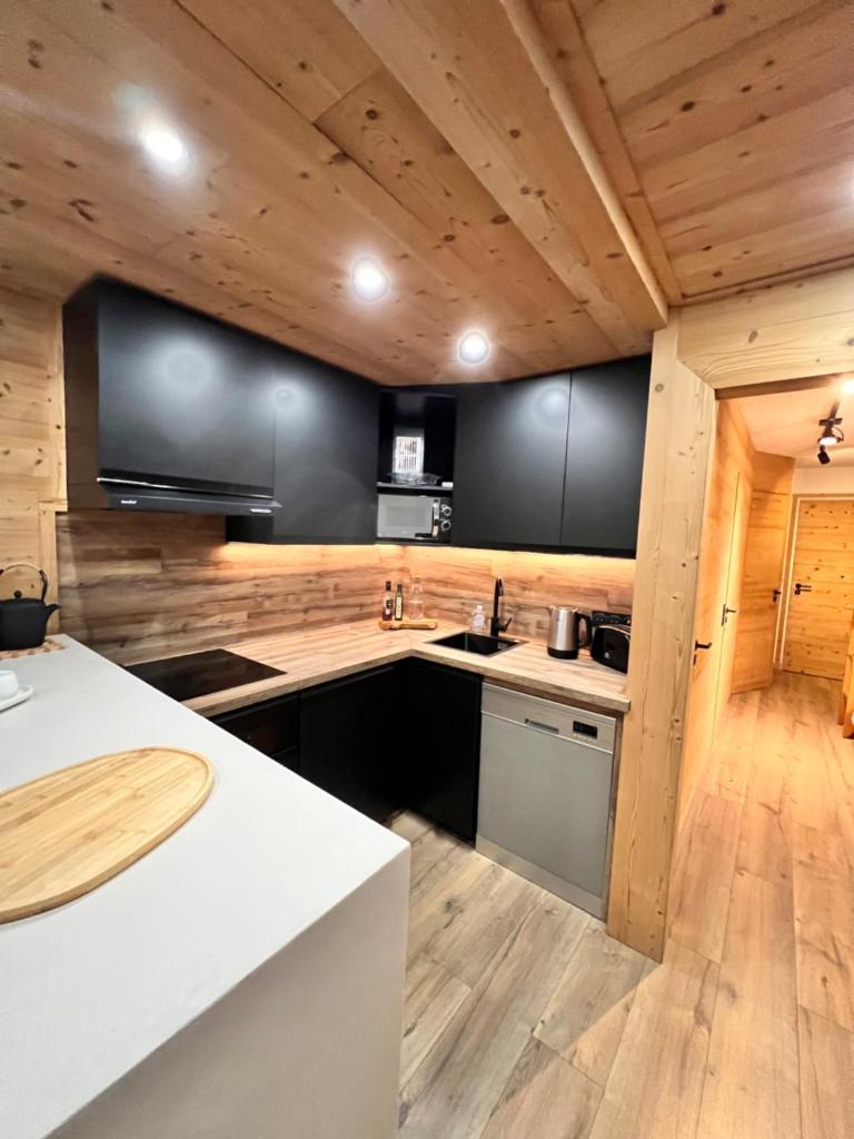 VAL THORENS, SERAC 7 - TOUT NEUF, pied des pistes, plein sud, vue magnifique - familial