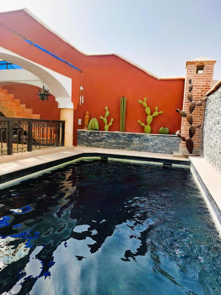 une piscine devant une maison dans l'établissement Riad Jenaï L'Authentique, à Marrakech