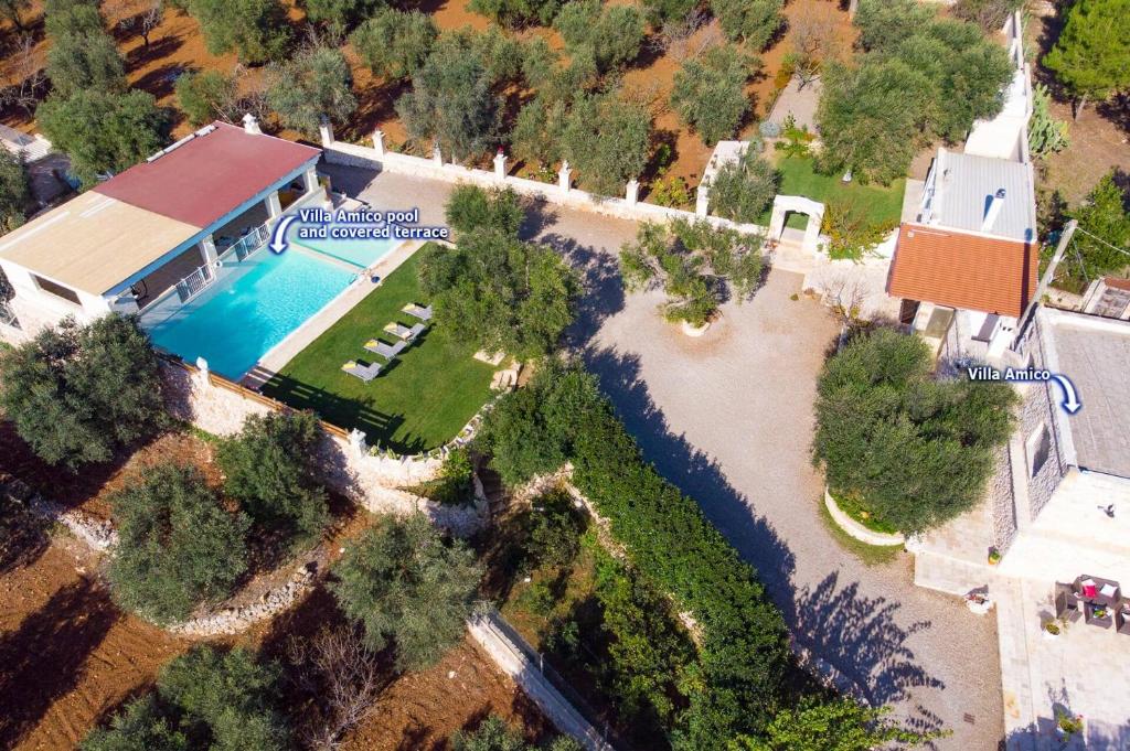 - une vue aérienne sur une maison et une rivière dans l'établissement Villa Amico by Villa Plus, à Grottaglie 13 autres photos