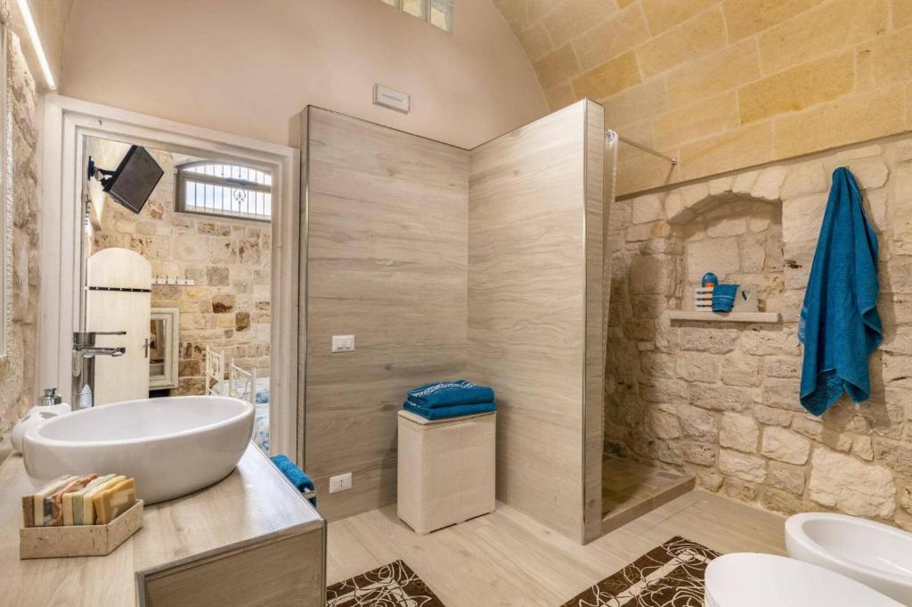 une salle de bain avec une baignoire, un lavabo et une douche dans l'établissement Villa Amico by Villa Plus, à Grottaglie