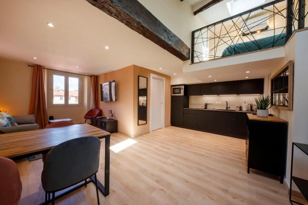 06A2 - Heart of Old Nice beautiful renovated apartment 8