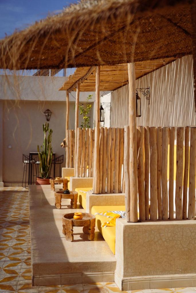 - un pavillon avec des canapés et des tables dans un complexe dans l'établissement Riad Citrus By La Siredrah, à Marrakech 37 autres photos
