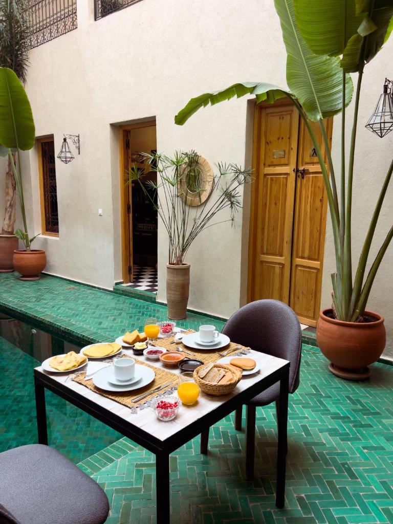 une table avec des plaques de cuisson au-dessus dans l'établissement Riad Citrus By La Siredrah, à Marrakech
