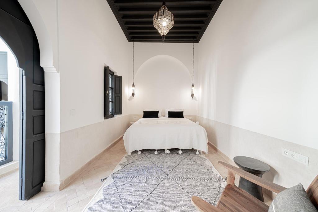 une chambre avec un lit et un tapis dans l'établissement Riad COPAH, à Marrakech