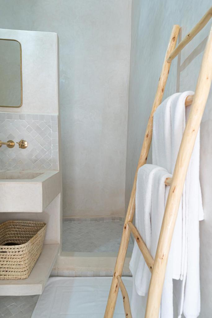 - une échelle de serviettes dans la salle de bains pourvue d'une douche dans l'établissement Riad COPAH, à Marrakech