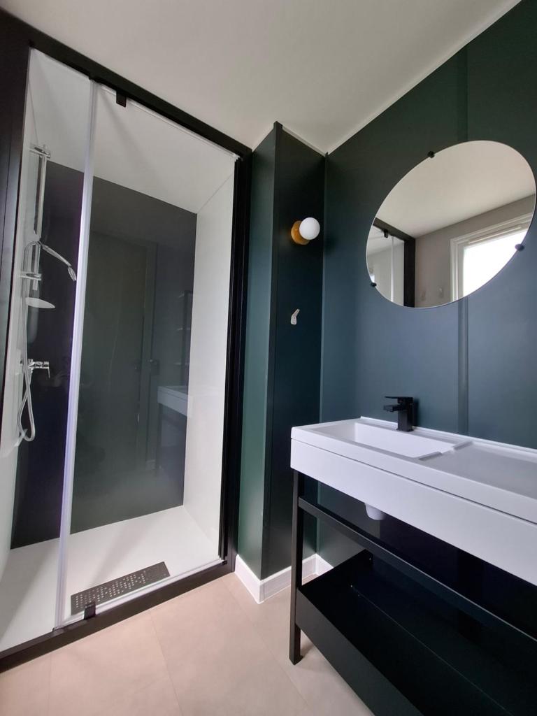 une salle de bain avec un lavabo et un miroir dans l'établissement Camping L'AMBOIS, à Mouilleron-le-Captif