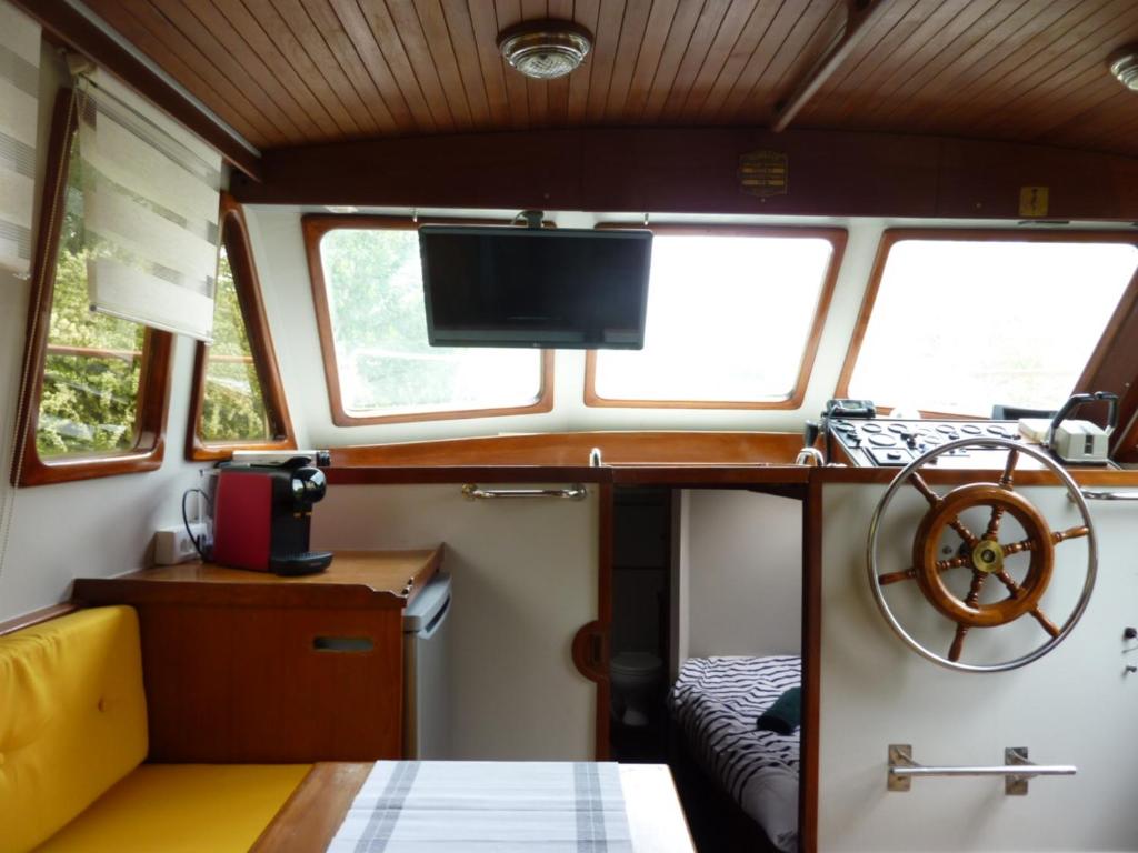 Cette petite chambre dispose d'une télévision à l'arrière d'un bateau. dans l'établissement Bateau PAPAYE, à Sète