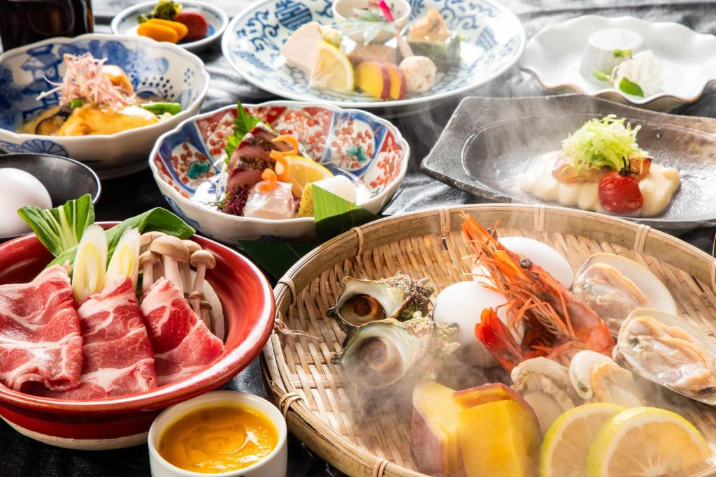 une table sur laquelle sont posés des bols contenant différents types d'aliments dans l'établissement Kunisakisou, à Beppu