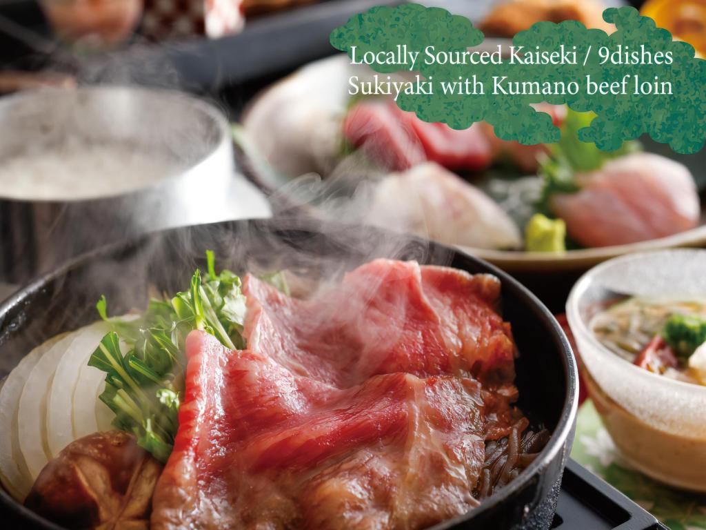 un bol de nourriture avec de la viande et d'autres aliments dans l'établissement KAMENOI HOTEL Nachi Katsuura Kumano Kodo, à Nachikatsuura