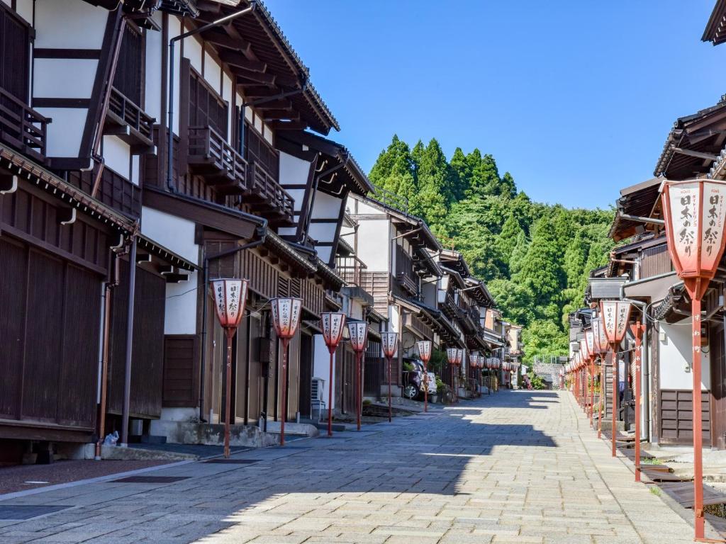 une rue vide dans un village de montagne arborant des drapeaux dans l'établissement Yatsuo Yume no Mori Yuyu kan, à Toyama