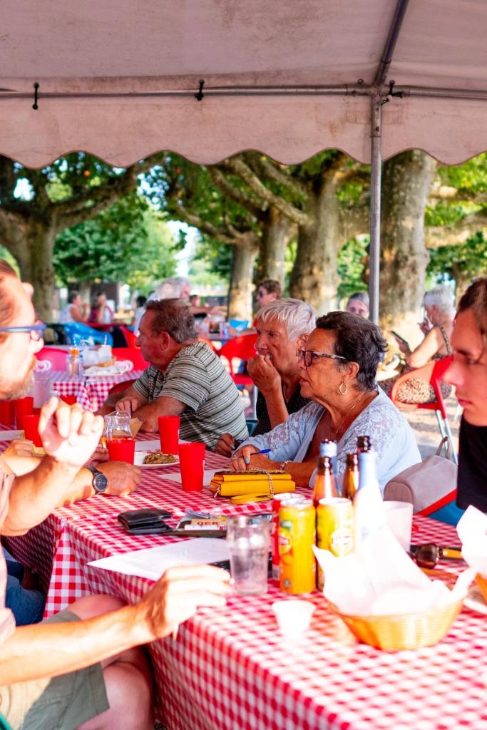 un groupe de personnes âgées assises à une table dans l'établissement Camping De Thoissey ***, à Thoissey 37 autres photos