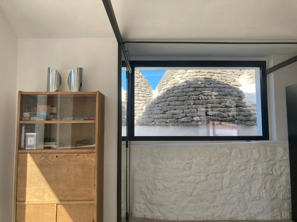 Photo de la galerie de l'établissement Trulli au milieu d'un champ d'oliviers avec piscine, à Ceglie Messapica