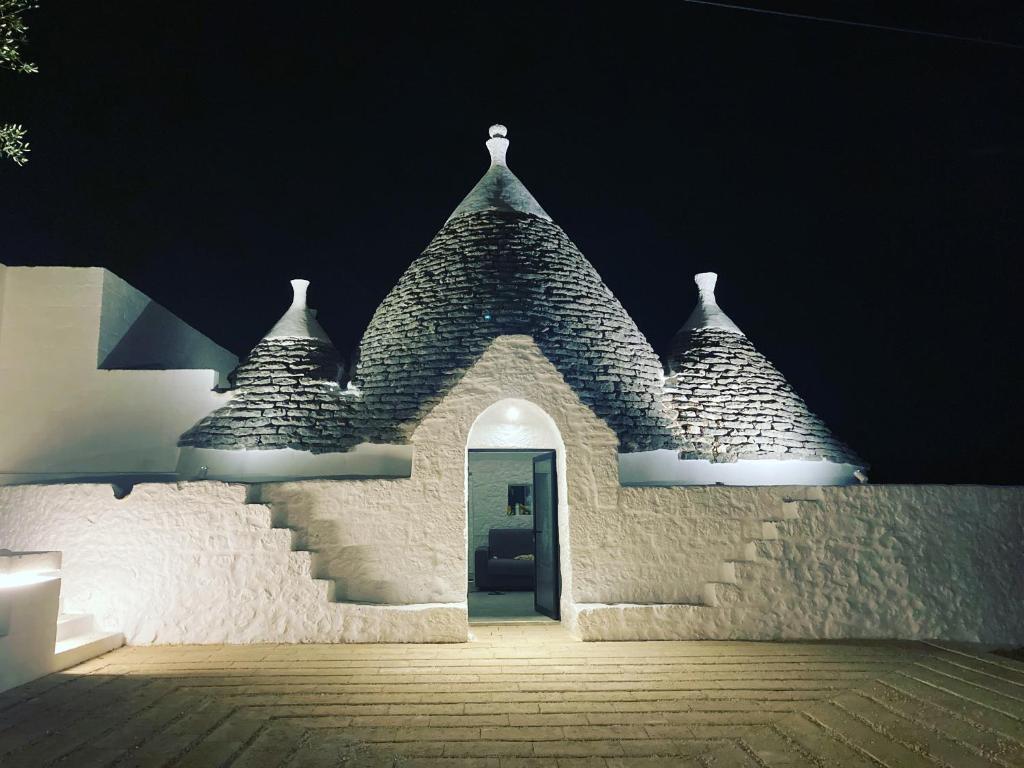 Photo de la galerie de l'établissement Trulli au milieu d'un champ d'oliviers avec piscine, à Ceglie Messapica