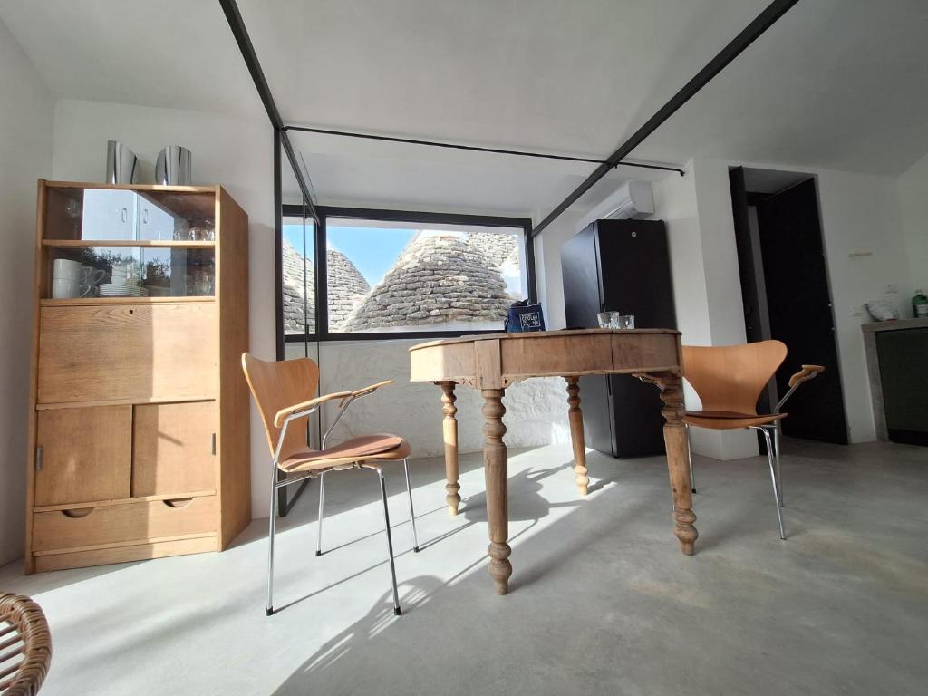 Photo de la galerie de l'établissement Trulli au milieu d'un champ d'oliviers avec piscine, à Ceglie Messapica