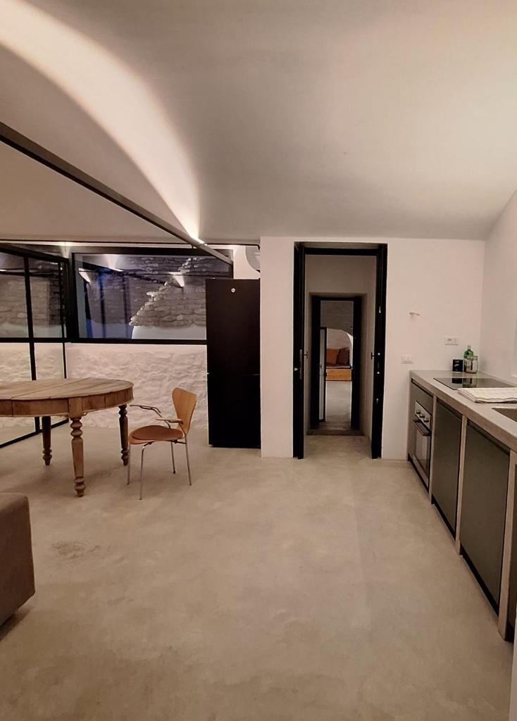 Photo de la galerie de l'établissement Trulli au milieu d'un champ d'oliviers avec piscine, à Ceglie Messapica