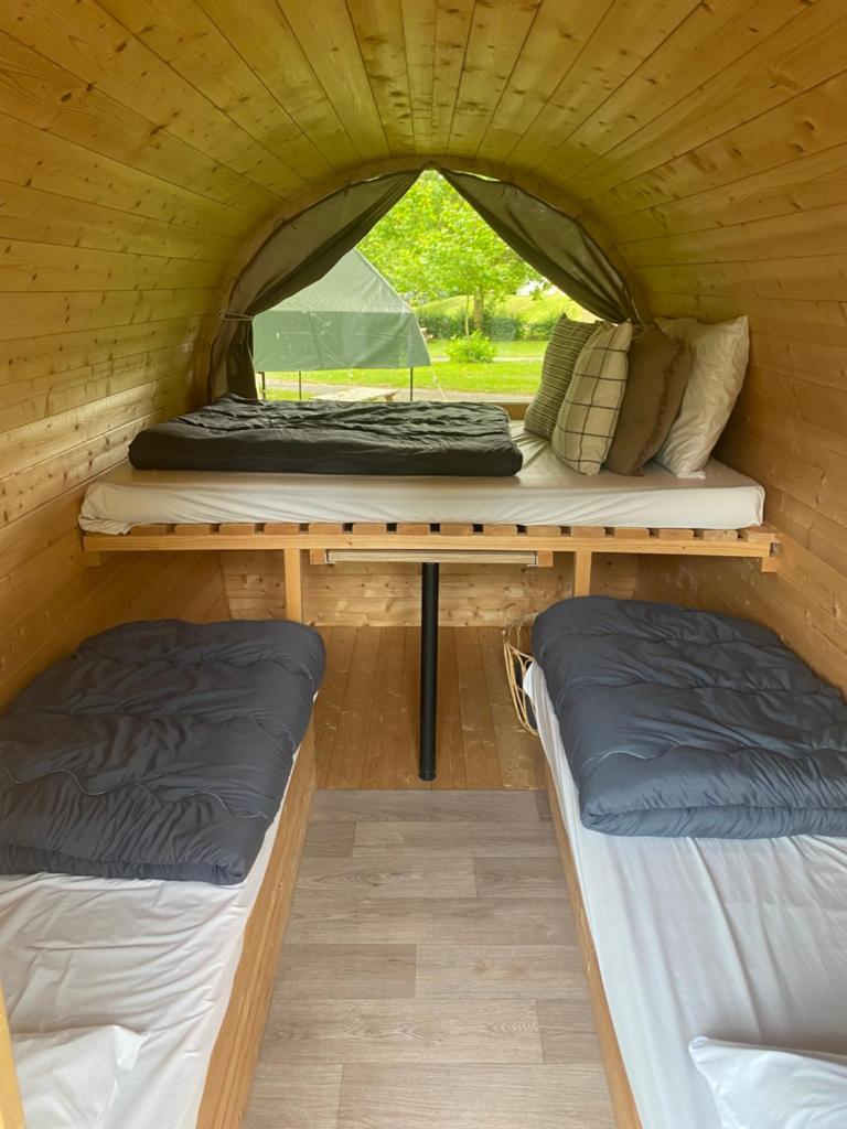 - 2 lits dans une chambre avec tente dans l'établissement Camping De Thoissey ***, à Thoissey