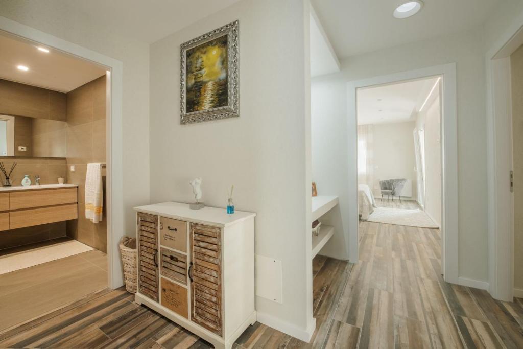 La salle de bains est pourvue d'un lavabo et d'un comptoir. dans l'établissement Enotria Villas - Villa Vittoria Luxury, à Coccorino