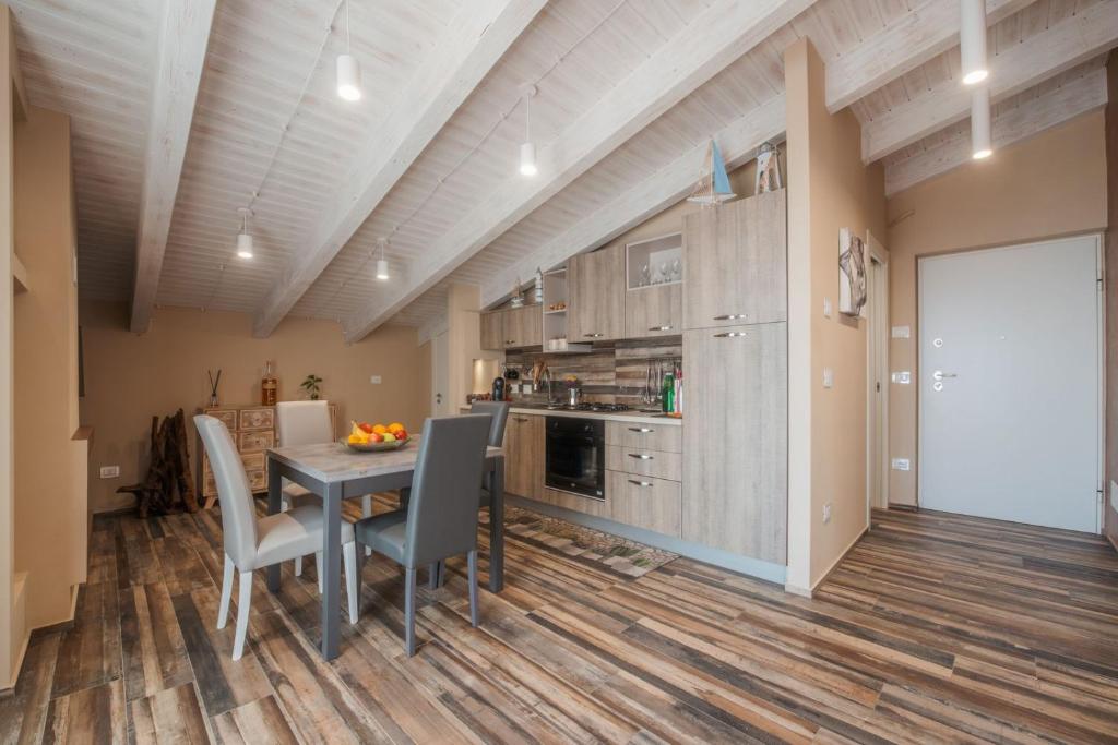 une cuisine et une salle à manger avec une table et des chaises dans l'établissement Enotria Villas - Villa Vittoria Luxury, à Coccorino