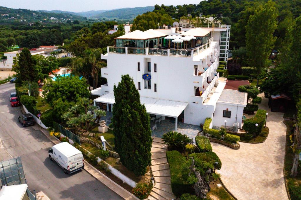 - une vue aérienne sur un bâtiment blanc avec des arbres dans l'établissement Park Hotel Valle Clavia, à Peschici