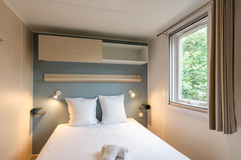 - une chambre avec un lit avec deux oreillers et une fenêtre dans l'établissement Domaine de Verdagne, à Gassin