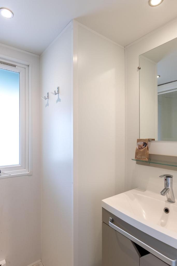 une salle de bain blanche avec une douche et un lavabo dans l'établissement Domaine de Verdagne, à Gassin