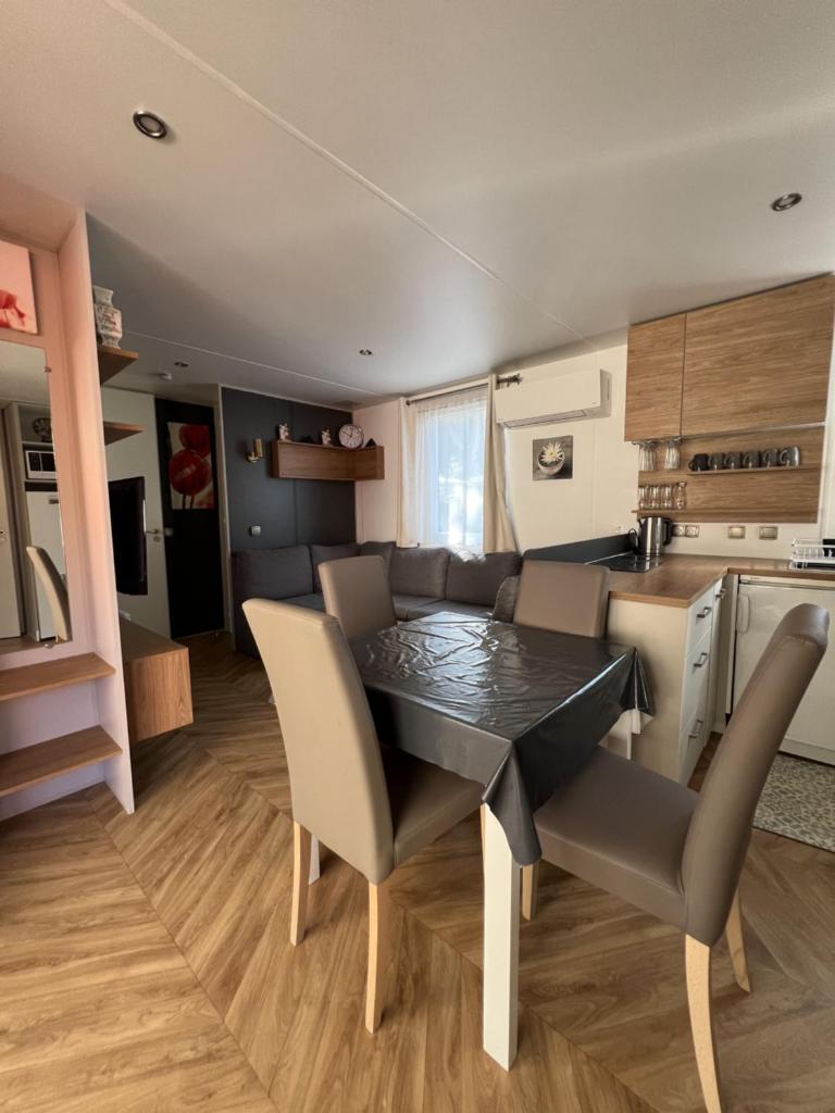 une cuisine et une salle à manger avec une table et des chaises dans l'établissement Camping Del Mar 260, Mobile Home Excellence, 3 chambres, 6 personnes, bord de mer, à Argelès-sur-Mer 15 autres photos
