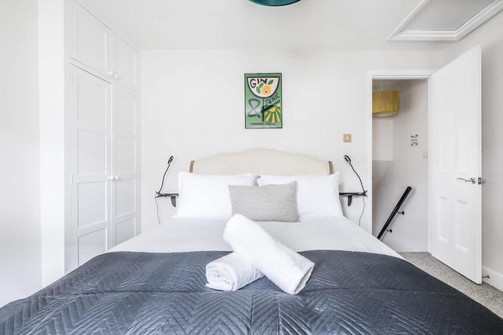 Charming Central Cottage 7