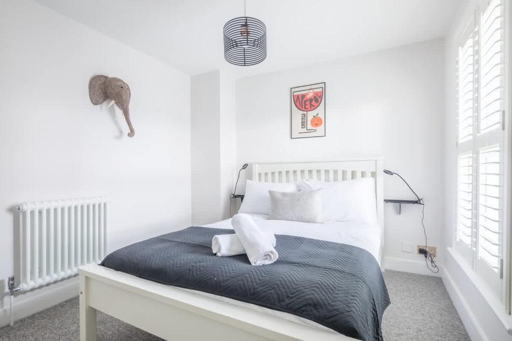 Charming Central Cottage 2