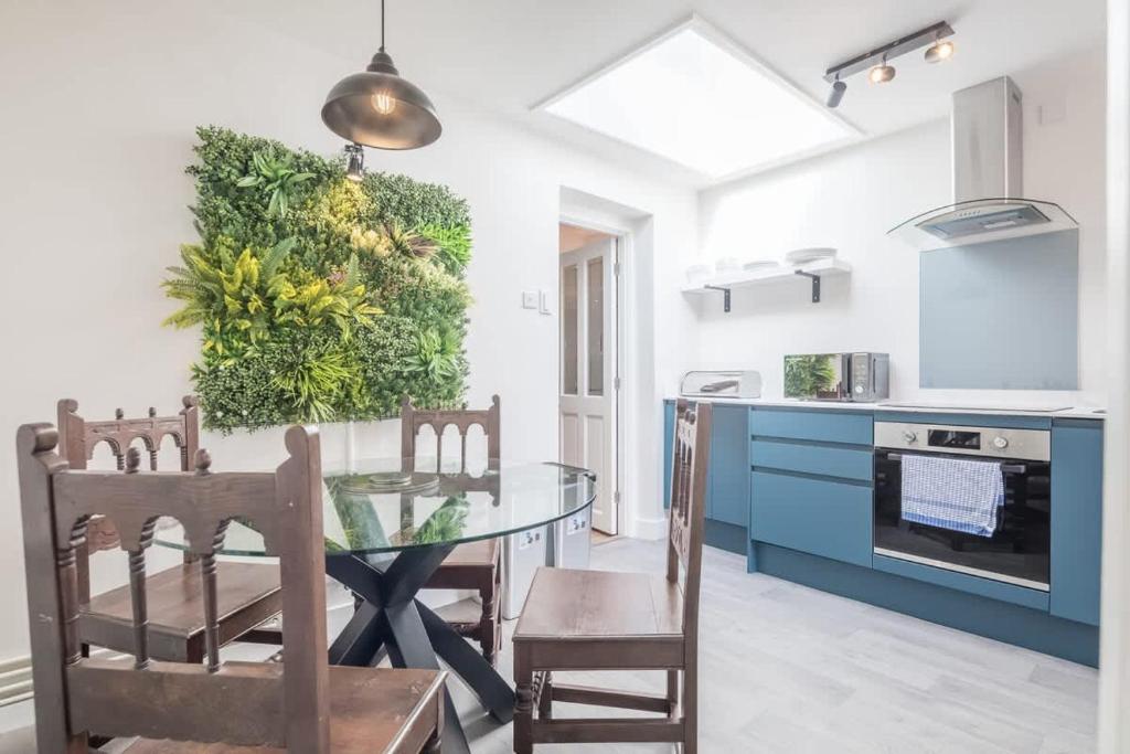 Charming Central Cottage 1