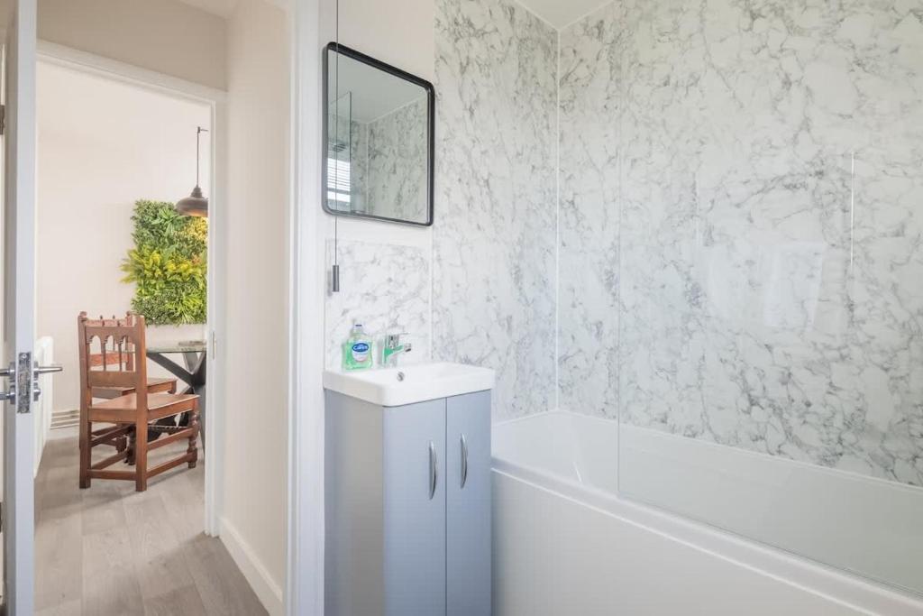Charming Central Cottage 8