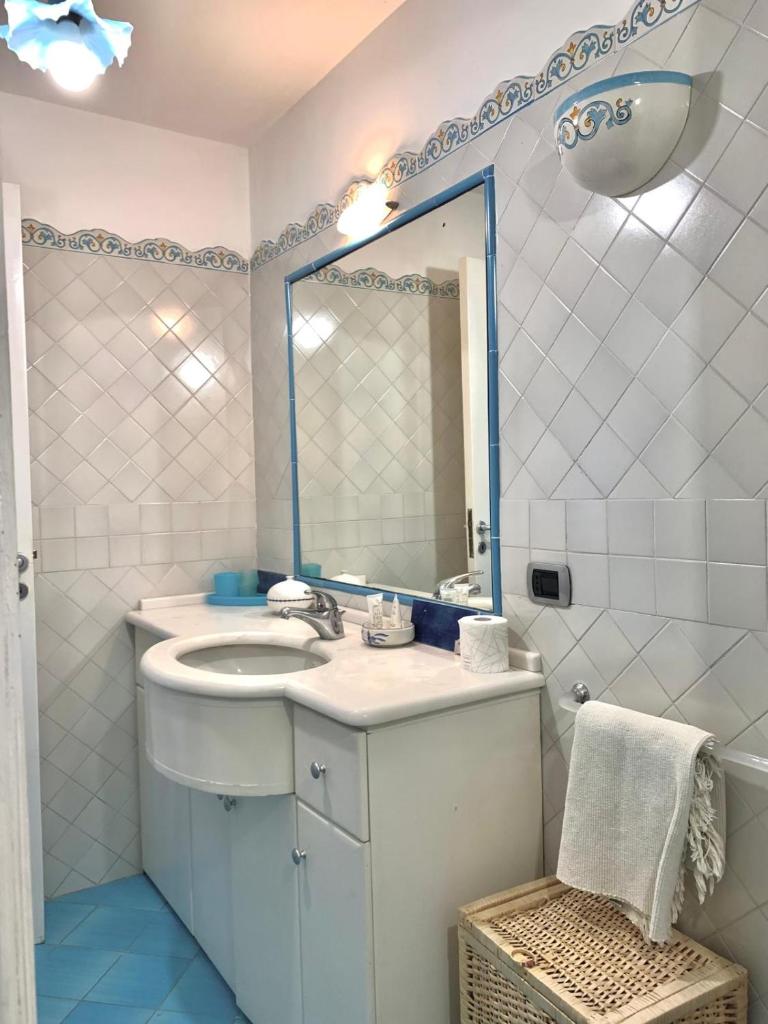 Photo de la galerie de l'établissement AMORE RENTALS - Villa The Stone on the Sea, à Massa Lubrense 49 autres photos